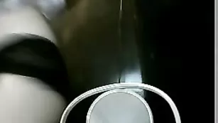 Рыжая девушка с упругими сиськами демонстрирует прелести