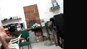 Жаркая латинская брюнетка трахается в пизду