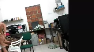 Жаркая латинская брюнетка трахается в пизду