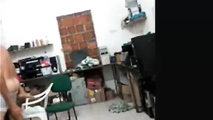 Жаркая латинская брюнетка трахается в пизду