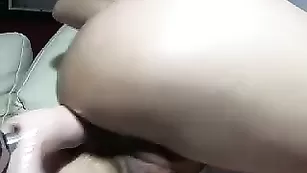 Деваха в маске kuklaanea трахает обе дырочки