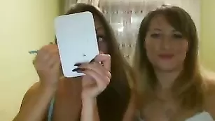 Милые дамы MarishaMyrka показывают бритые пилотки