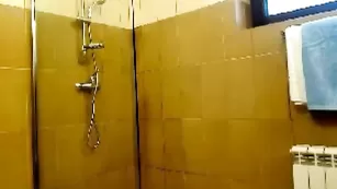 Роскошная шлюшка с большой попой дрочит пизду и идет в душе