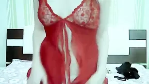 Похотливая сучка loverone позирует в ночном платье