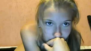 Сексуальная баба Ailine показывает упругую попу