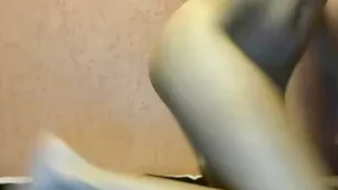 Сексуальная баба Ailine показывает упругую попу