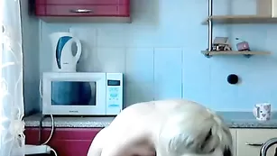 RedStarr скачет на кухне
