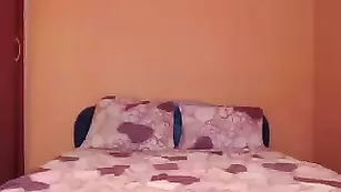 Озорная кокетка SashaFlexy в сочных позах дрочит анус