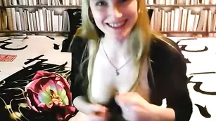 Роскошная сука lizzynu ласкает сосочки