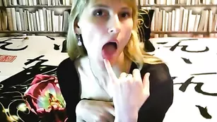 Роскошная сука lizzynu ласкает сосочки