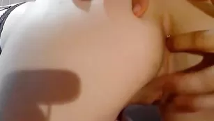 Пошлая сучка Escha_Logy ласкает анал пальчиками