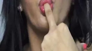 Шальная леди greeneyesgirl трахает бритую пизду