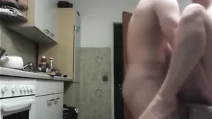 Страстная брюнеточка трахается на кухне с парнем