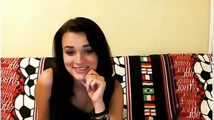 Знойная брюнетка EricaCampbel ласкает бритую пизду