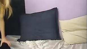 Взрослая блонда Lakisssa курит и мастурбирует