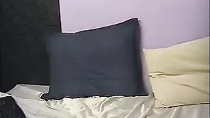 Взрослая блонда Lakisssa курит и мастурбирует