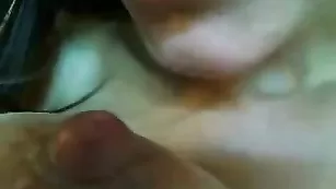 Зрелая темноволосая мамочка позирует голая и дрочит пизду