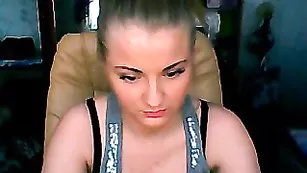 Пышногрудая сучка hotalexa18 эротично раздевается