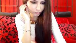 Аппетитная телочка AliciaRose эротично ласкает задницу