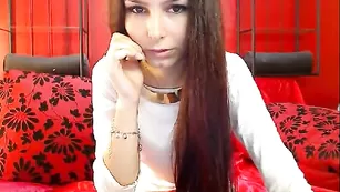 Аппетитная телочка AliciaRose эротично ласкает задницу