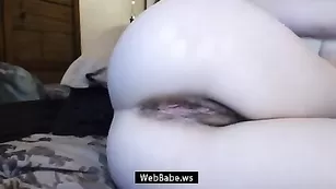 Девка в чулках жестко трахает очко