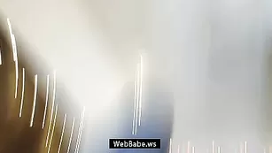 Девка в чулках жестко трахает очко