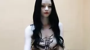 Шальная брюнеточка Samanttta облизывает страпон