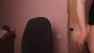 Сучка с большой попой IrinaVip ласкает булочки руками