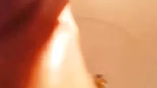 Краля с татуировками tittsbaby трахает пизду