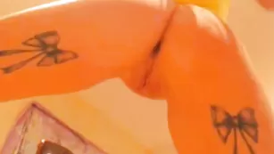 Краля с татуировками tittsbaby трахает пизду