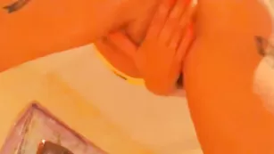 Краля с татуировками tittsbaby трахает пизду