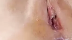 Шлюха с большим анусом SexyBambina дрочит пальчиками