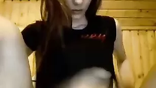 Худенькая красавица cobra_xxx ласкает небольшие сиси