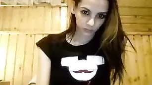 Худенькая красавица cobra_xxx ласкает небольшие сиси