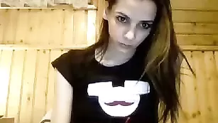 Худенькая красавица cobra_xxx ласкает небольшие сиси