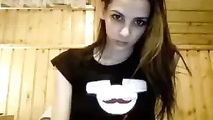 Худенькая красавица cobra_xxx ласкает небольшие сиси