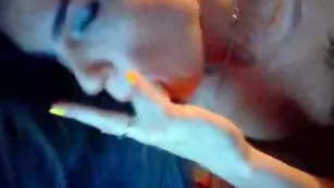 Стройная малышка трахает себя в привате