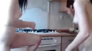 Трио девушек GloriLove кокетничают без одежды