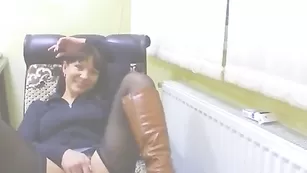 Одинокая женщина SexNika тайно дрочит дома