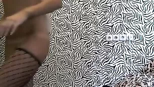 Изысканная блядь MartaStar облизывает страпон