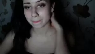 Сексуальная брюнетка karishaaaa1 показывает бритую пизду