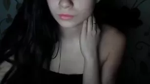 Сексуальная брюнетка karishaaaa1 показывает бритую пизду