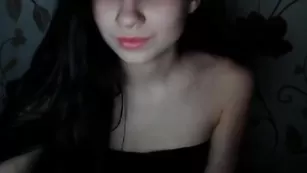 Сексуальная брюнетка karishaaaa1 показывает бритую пизду