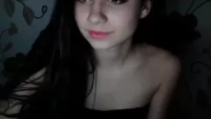 Сексуальная брюнетка karishaaaa1 показывает бритую пизду