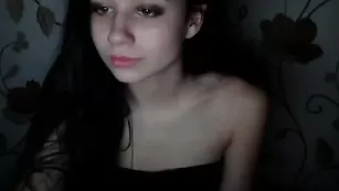 Сексуальная брюнетка karishaaaa1 показывает бритую пизду
