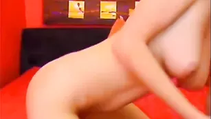 Замечательная шкура PavlinkaSexy трахает киску фаллосом