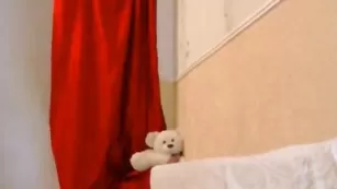 Рыжая бабенка Alinn массирует сочные дырочки