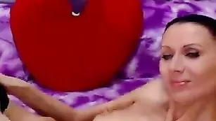 Лучезарная пассия sekazZZznaia пальчиками мусолит пельмешек