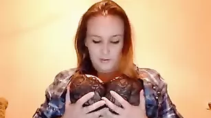 Изысканная шлендра strawberryx мнет сочные дойки