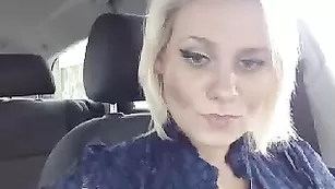 jesydiamond рулит и трахает себя пальчиком